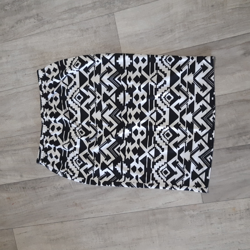 Womens Skirt Sz Med Black White Above Knee Design Print BOBEAU b46